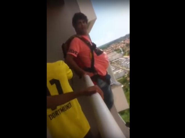 Video: Muž skočil z viacpodlažnej budovy na padáku, ktorý si kúpil on-line
