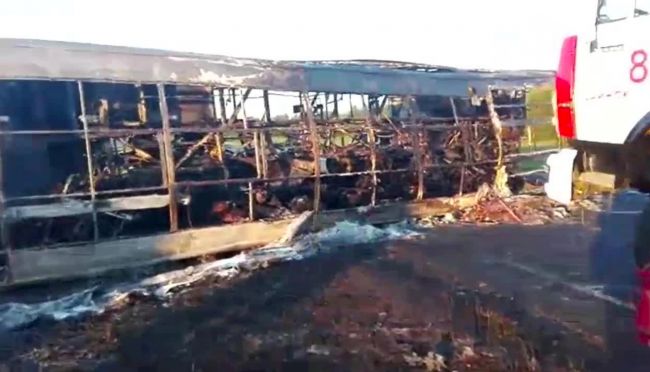 Počet obetí zrážky autobusu s nákladiakom stúpol na 14