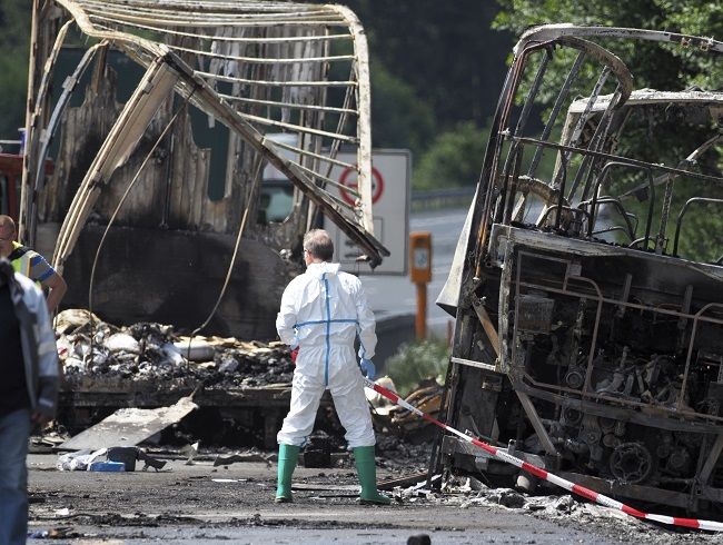 Pri nehode autobusu na diaľnici mohlo zahynúť až 18 ľudí