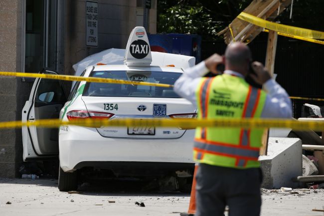 Foto: Do davu na bostonskom letisku vrazilo auto