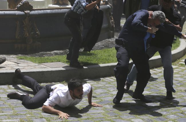 Madurovi stúpenci vtrhli do parlamentu, zranili viacerých poslancov