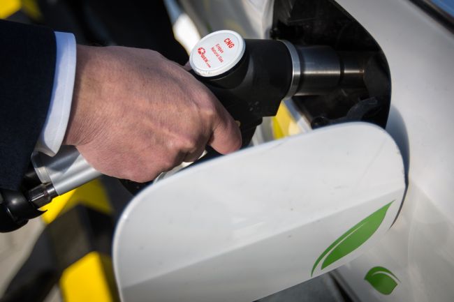 Francúzsko do roku 2040 zakáže vozidlá na benzín a naftu