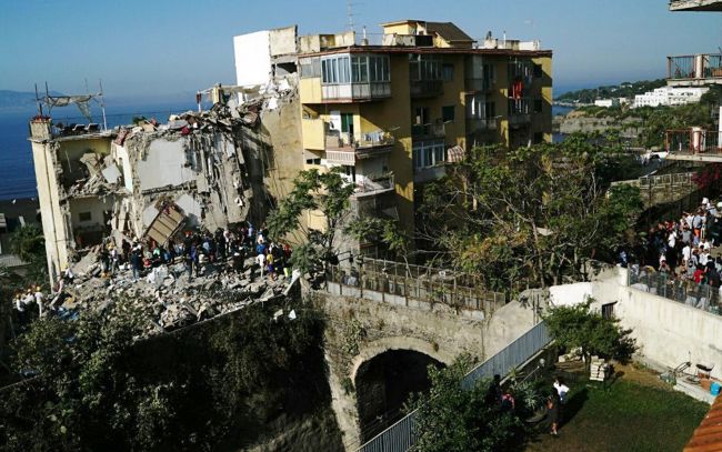 Pri Neapole sa zrútil obytný dom, niekoľko ľudí je zavalených