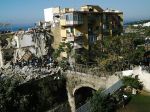 Pri Neapole sa zrútil obytný dom, niekoľko ľudí je zavalených