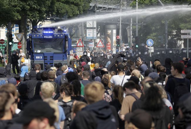 V Hamburgu dnes popoludní opäť eskalovalo násilie v uliciach