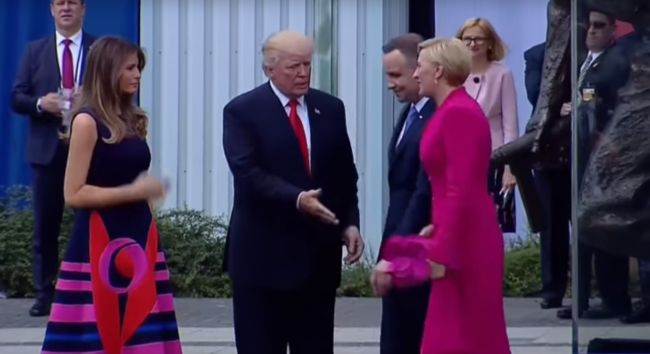 Video: Trump má opäť problém s podaním ruky