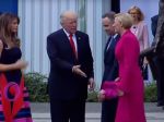 Video: Trump má opäť problém s podaním ruky