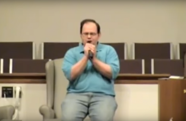 Video: Tento spevák z kostola má ďaleko od anjelských chorálov