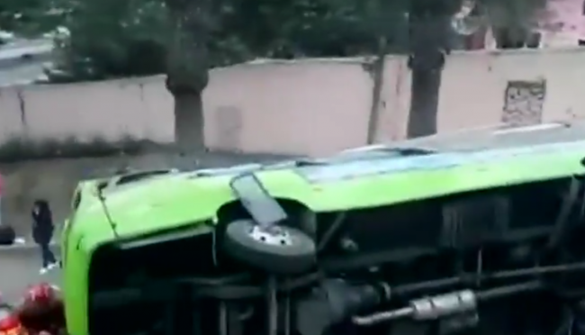 Video: V Lime havaroval turistický autobus. Najmenej 9 ľudí zomrelo