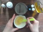 Video: Pripravte si domácu hydratačnú masku na vlasy s aloe vera
