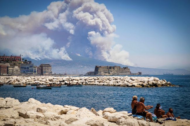 Taliansko sužuje rekordný počet lesných požiarov, horí aj v okolí sopky Vezuv