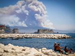 Taliansko sužuje rekordný počet lesných požiarov, horí aj v okolí sopky Vezuv