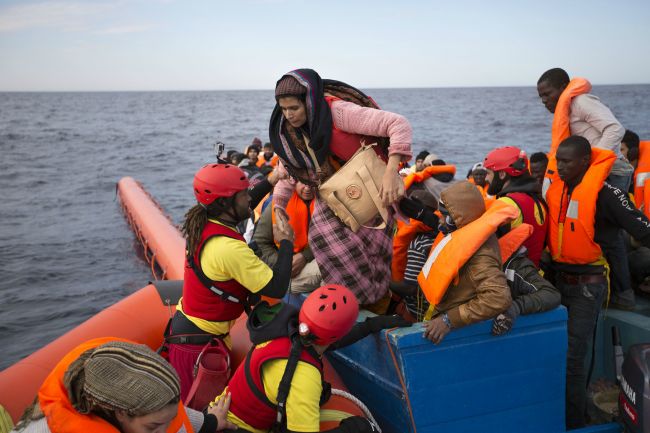 Pravicoví extrémisti chcú "brániť Európu" v Stredozemnom mori blokádou migrantov