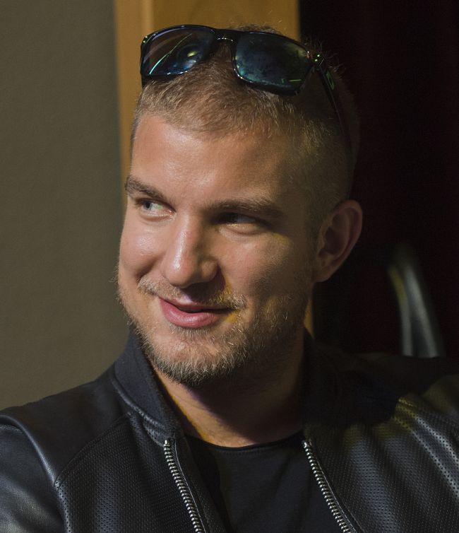 Lukáš Adamec vydáva sólový album, klip nahrával v rómskych osadách