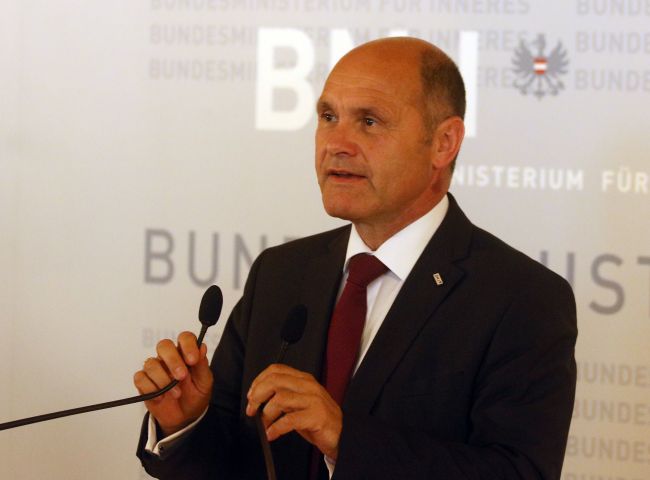 Predčasné parlamentné voľby v Rakúsku sa budú konať 15. októbra