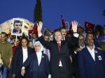 Erdogan sa pridal k pochodujúcim v Istanbule na výročie zmareného puču