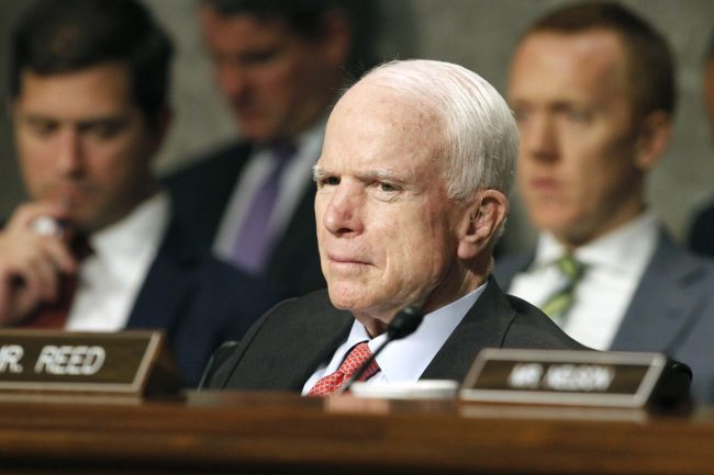 McCain je po operácii, nie je jasné, či bude hlasovať o zdravotnej reforme