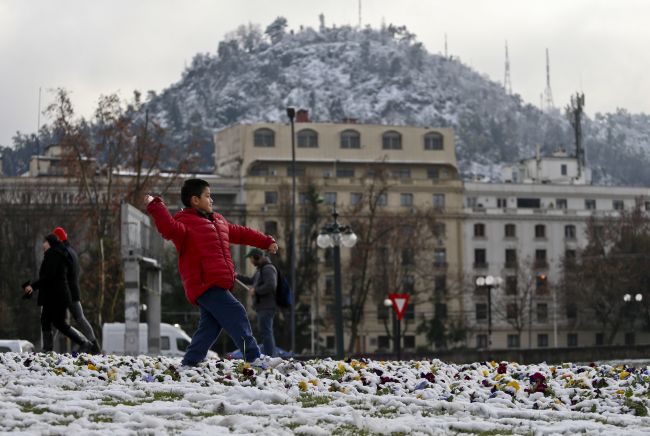 V metropole Santiago sa postaralo o problémy neobvyklé sneženie