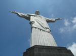 Kristus Spasiteľ symbolicky objíma farebné a bohaté Rio de Janeiro
