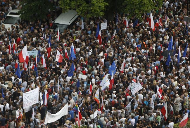 Tisíce Poliakov demonštrovali proti zmenám v súdnictve