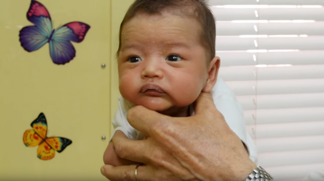 Video: Pediater vám ukáže, ako za malú chvíľku utíšiť plačúce dieťatko