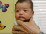 Video: Pediater vám ukáže, ako za malú chvíľku utíšiť plačúce dieťatko