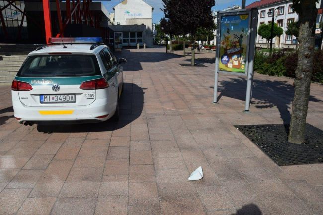 Foto: Pripitý ženích poškodil policajné auto, zo svadby smeroval do cely