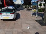 Foto: Pripitý ženích poškodil policajné auto, zo svadby smeroval do cely