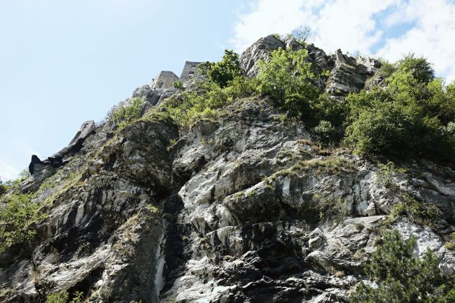 Vodičov pod hradom Strečno ohrozuje skalný blok, cestu I/18 úplne uzavreli