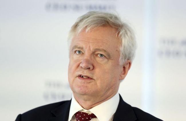 Eurokomisia nevidí problém v predčasnom odchode Davisa z rokovaní o brexite