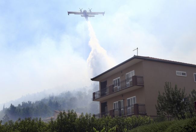 Hasiči pokračujú v boji s plameňmi v Chorvátsku i Čiernej Hore