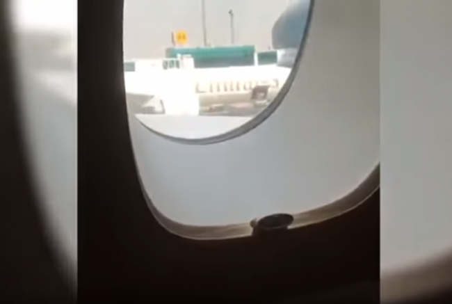Video: Muž v lietadle natočil zábery, ktoré vás rozhodne znechutia