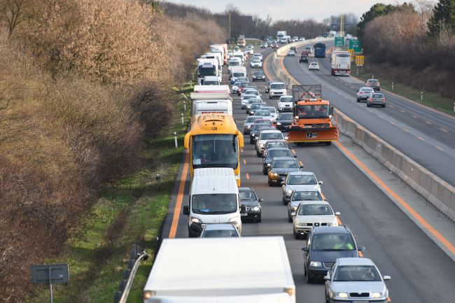 Počas víkendu bude presmerovaná doprava na diaľnici D1 pri Blatnom