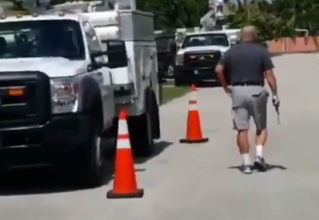 Video: Muž pred domom vytiahol zbraň. Dôvodom bola telekomunikačná spoločnosť