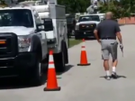 Video: Muž pred domom vytiahol zbraň. Dôvodom bola telekomunikačná spoločnosť