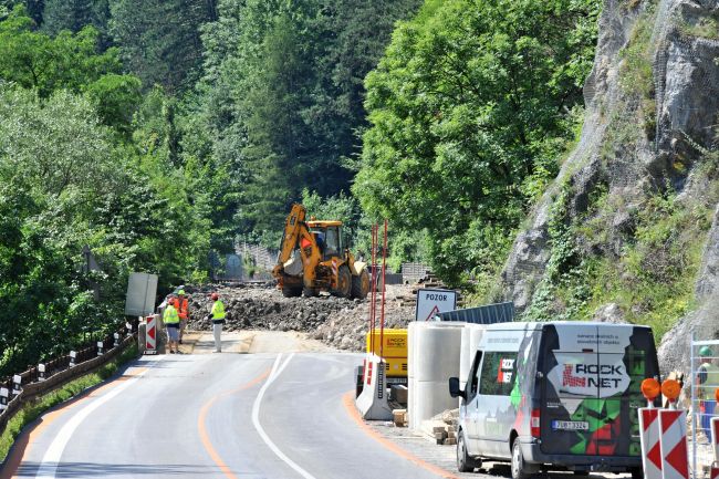 Prednosta Okresného úradu informoval o poškodeniach cesty pod hradom Strečno