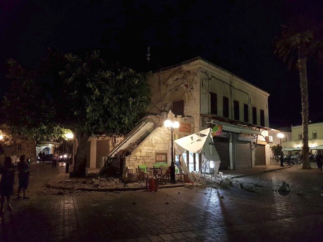 Pri zemetrasení v Grécku utrpelo zranenia takmer 500 ľudí