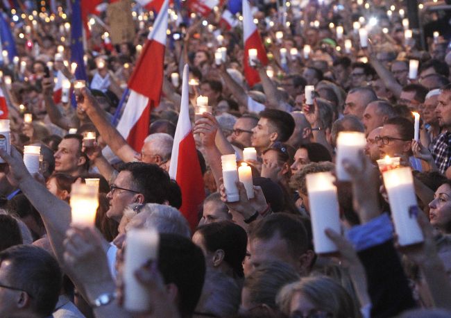 Kontroverznú reformu súdnictva v Poľsku schválil po Sejme aj Senát