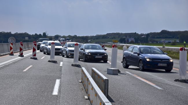 Motoristi smerujúci do južnej Európy musia rátať s dlhými kolónami