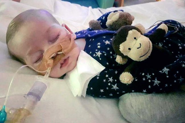 Video: Personál nemocnice, kde leží malý Charlie, dostáva vyhrážky smrti