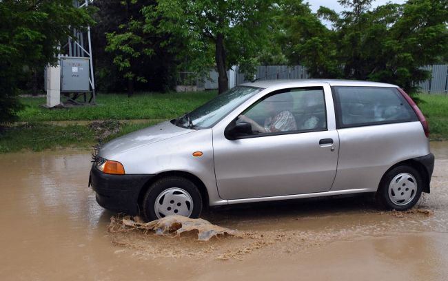 SHMÚ varuje pred prívalovým dažďom a lokálnymi povodňami