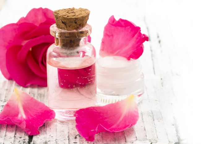 Ružová voda a jej benefity pre pleť, vlasy a zdravie