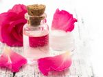 Ružová voda a jej benefity pre pleť, vlasy a zdravie