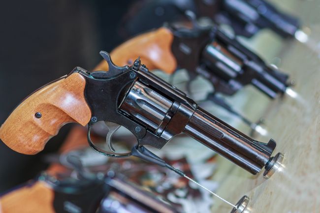 V centre Prahy došlo k prepadnutiu predajne so zbraňami, zranené sú dve osoby