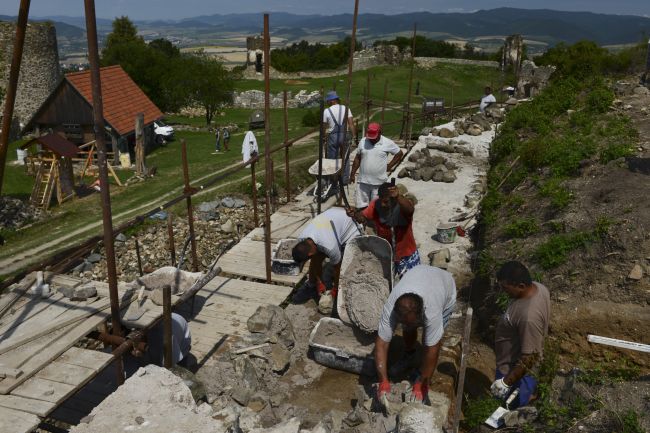 Hrad Šariš opravujú nezamestnaní, rozširuje aj služby turistom