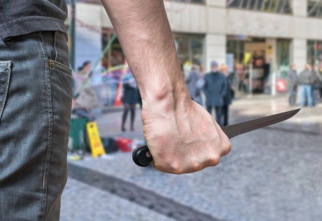 Muž v Španielsku zaútočil nožom na policajta. Údajne kričal „Alláhu akbar“