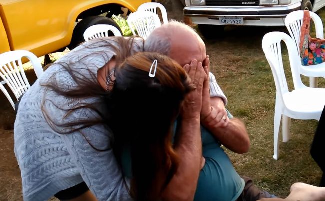 Video: Otec sa neubránil slzám, keď mu deti ukázali toto prekvapenie