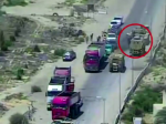 Video: Tank prešiel osobné auto, aby zachránil 50 ľudí