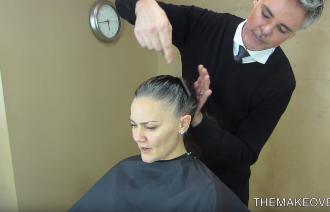 Video: Žena dlhé roky skrývala svoje vlasy pod šatkou. Jej premena je úžasná!