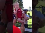 Video: Muž požiadal Justina Timberlaka, aby mu podržal dieťa. Jeho reakcia baví internet